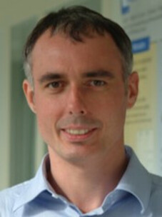 Sven Höfling lächelt freundlich in Innenraumumgebung mit hellem Hintergrund.